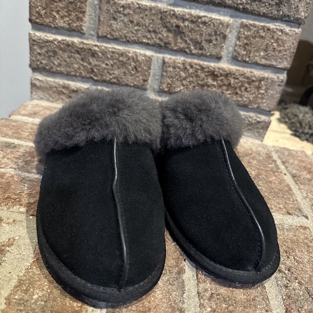 Women's UGG  Fluffy Black Scuffette Slide-On Slippers Lined with Fur Size 7 #276